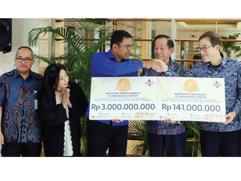 Ketua Yayasan Media Group Ali Sadikin berjabat tangan dengan Presdir CJI, Son Young (kanan), disaksikan Komisaris CJI, Bernard Kent Sondakh (kedua dari kanan), Presdir Metro TV Suryopratomo (kiri) dan Chief CSR Offi cer Media Group Rahni Lowhur Schad (kedu