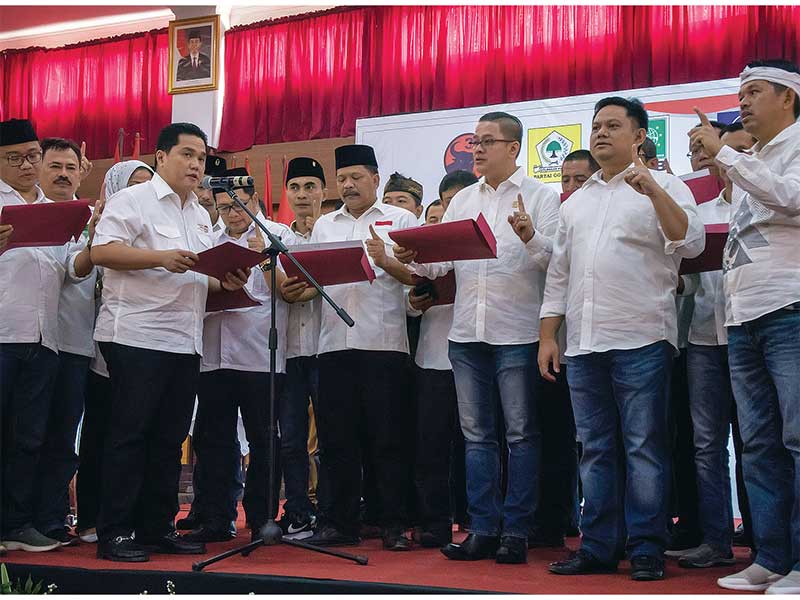 PENGUKUHAN TKD JABAR JOKOWI-AMIN: Ketua Tim Kampanye Nasional Jokowi-Ma’ruf Amin, Erick Thohir (ketiga dari kiri), memimpin pembacaan deklarasi dukungan terhadap Jokowi-Ma’ruf Amin saat Pengukuhan Tim Kampanye Daerah Jawa Barat di Bandung, Jawa Barat, kema