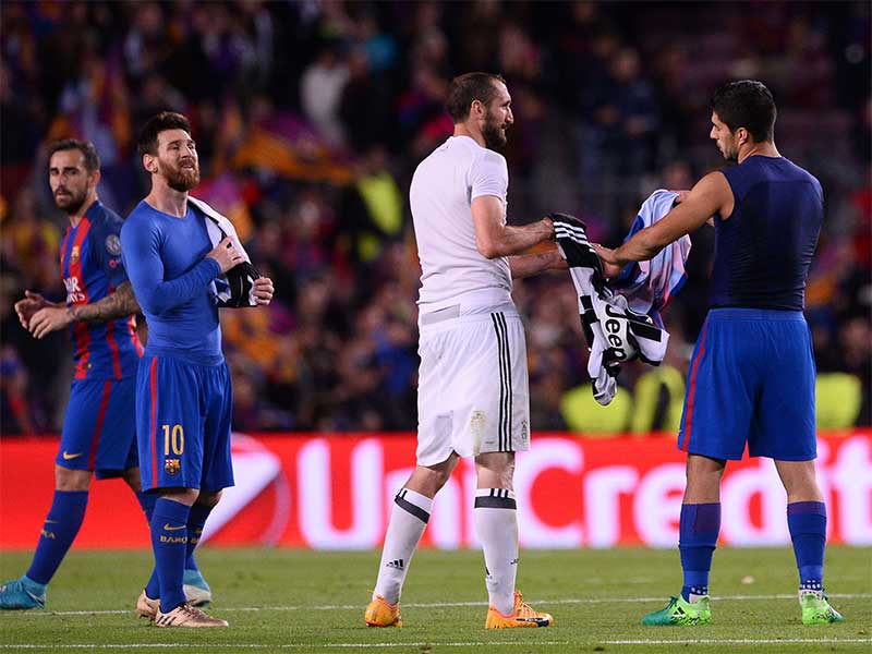 Giorgio Chiellini (kiri) bertukar jersey dengan Luis Suarez (kanan)