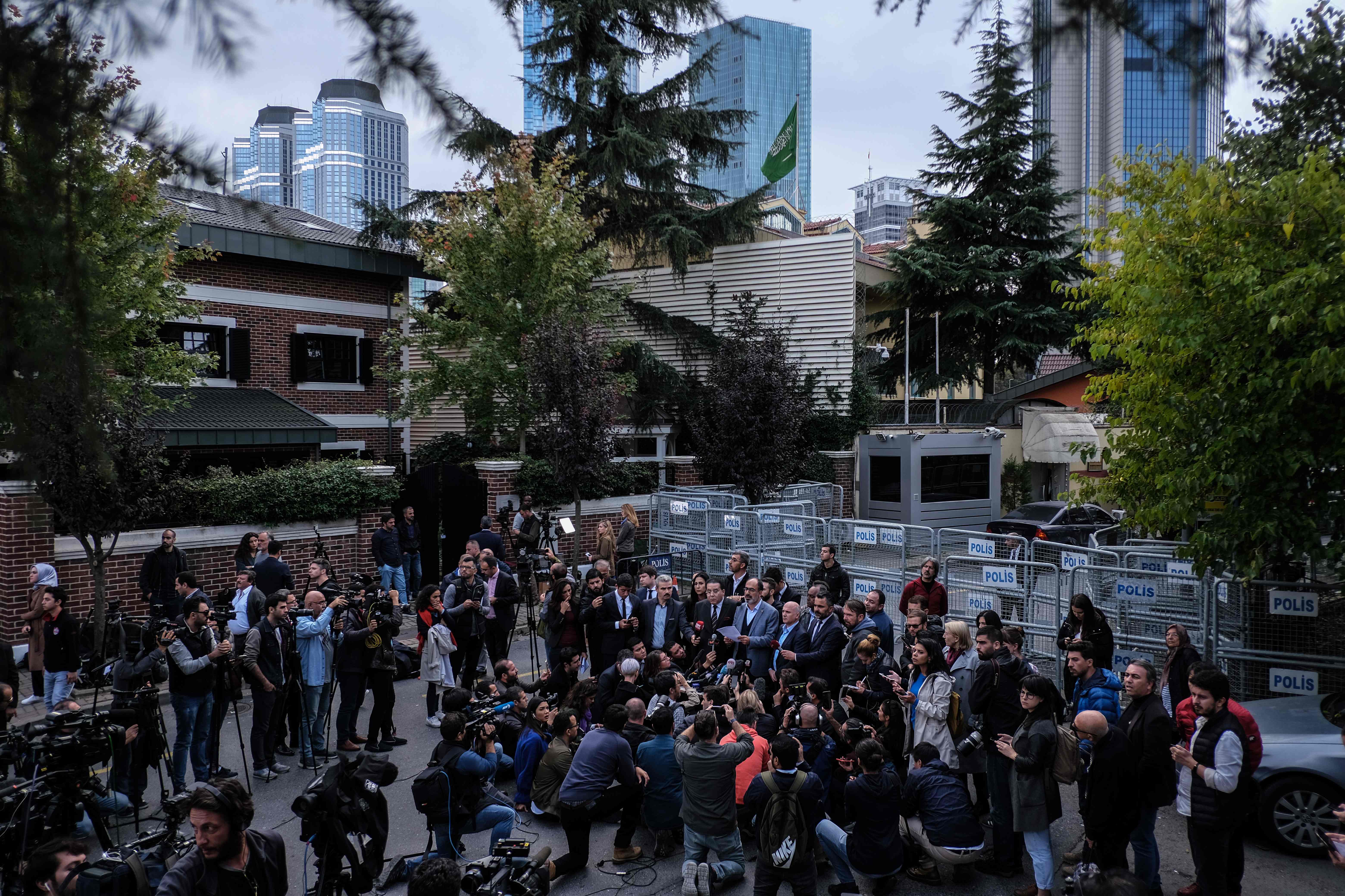 Sejumlah wartawan berkumpul di depan kantor konsulat Arab Saudi