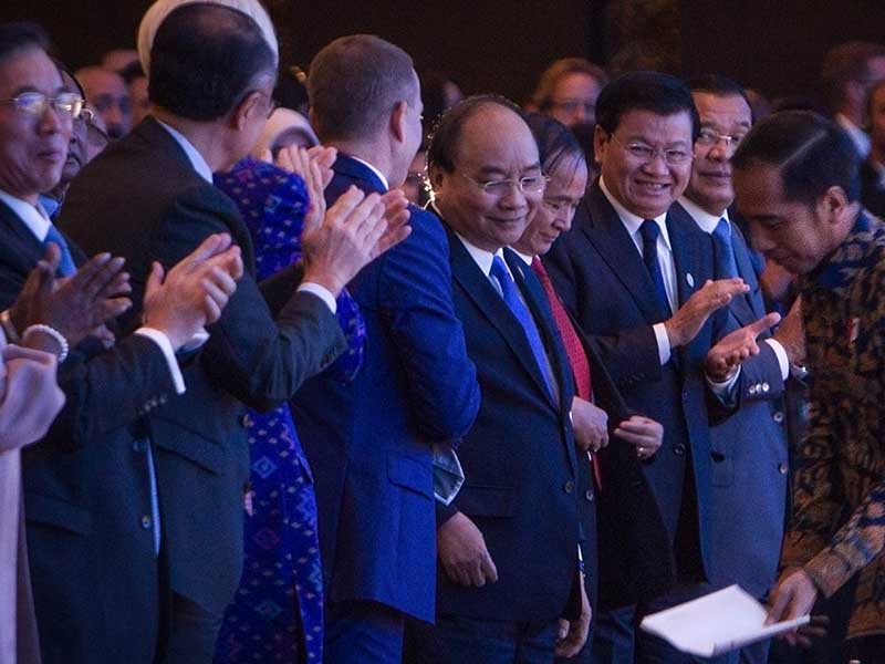 Sejumlah kepala negara/pemerintahan negara-negara ASEAN melakukan standing applause seusai Presiden Joko Widodo memberikan sambutan dalam sesi Rapat Pleno Pertemuan Tahunan IMF-Grup Bank Dunia 2018 di Bali Nusa Dua Convention Center, Jumat (12/10/2018)