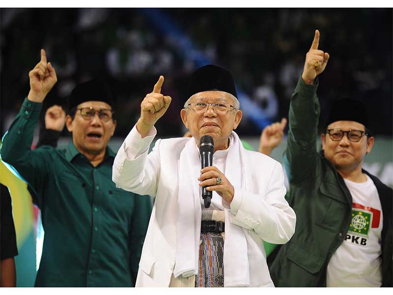 Calon Wakil Presiden nomor urut 01 Ma'ruf Amin (tengah) didampingi Ketua umum Partai Kebangkitan Bangsa (PKB) Muhaimin Iskandar (kanan) dan Ketua DPW PKB Jawa Timur Abdul Halim Iskandar (kiri) menyampaikan sambutan pada acara Konsolidasi Kader PKB di Surab