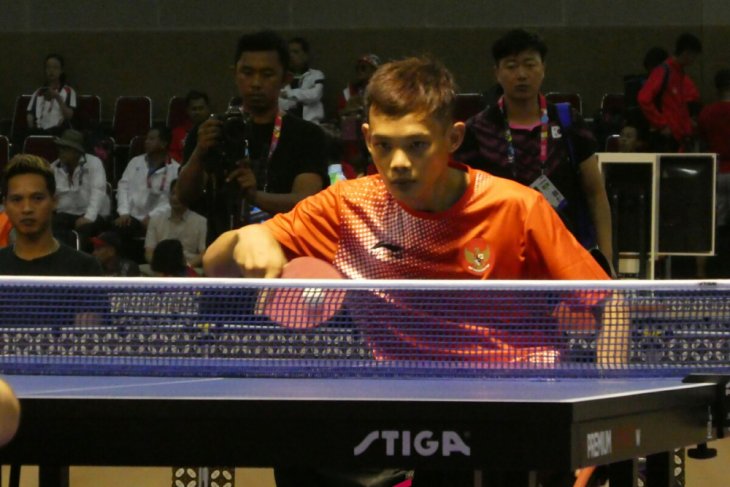 Atlet tenis meja Indonesia kelas kursi roda Yayang Gunaya saat melawan Hiroki Sakazaki (Jepang) pada hari pertama Asian Para Games di Ecovention, Ancol, Jakarra pada Sabtu (6/10/2018)