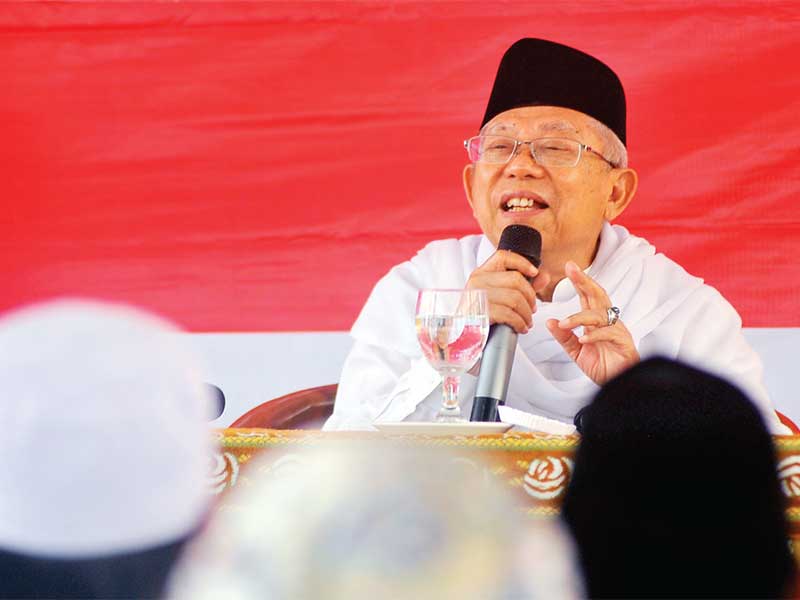 AKAN MEREALISASIKAN GAGASANNYA: Cawapres no urut 1 KH Ma’ruf Amin (kanan) didampingi moderator Hadi Ahdiana memberi paparan saat Dialog Kebangsaan dan Deklarasi Golkar-Jokowi (Go Jo) di Ponpes Annawawi Tanara, Serang, Banten, Minggu (30/9). Bila terpilih, 