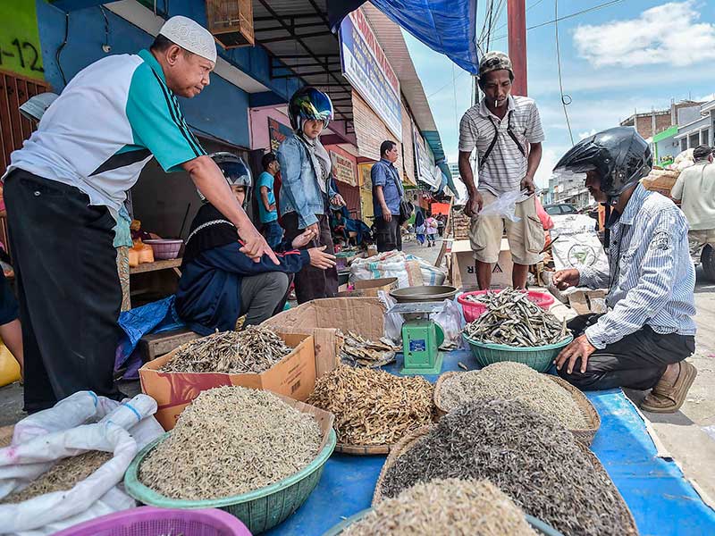Warga dan pedagang melakukan transaksi jual beli di Pasar Manonda, Palu, Sulawesi Tengah, Kamis (4/10/2018)