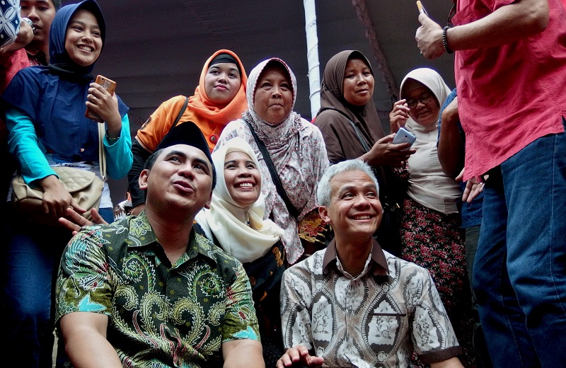 Gubernur Jateng Ganjar Pranowo (depan, kanan) dan Wakil Gubernur Jateng Taj Yasin (kiri, depan) saat menghadiri pesta rakyat