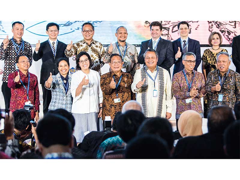 INDONESIA INVESTMENT FORUM: (Dari kiri) Gubernur Bali I Wayan Koster, Menteri BUMN Rini Soemarno, Menkeu Sri Mulyani, Menko Bidang Perekonomian Darmin Nasution, Gubernur BI Perry Warjiyo, Ketua Dewan Komisioner OJK Wimboh Santoso, dan Menteri PU-Pera Basuk