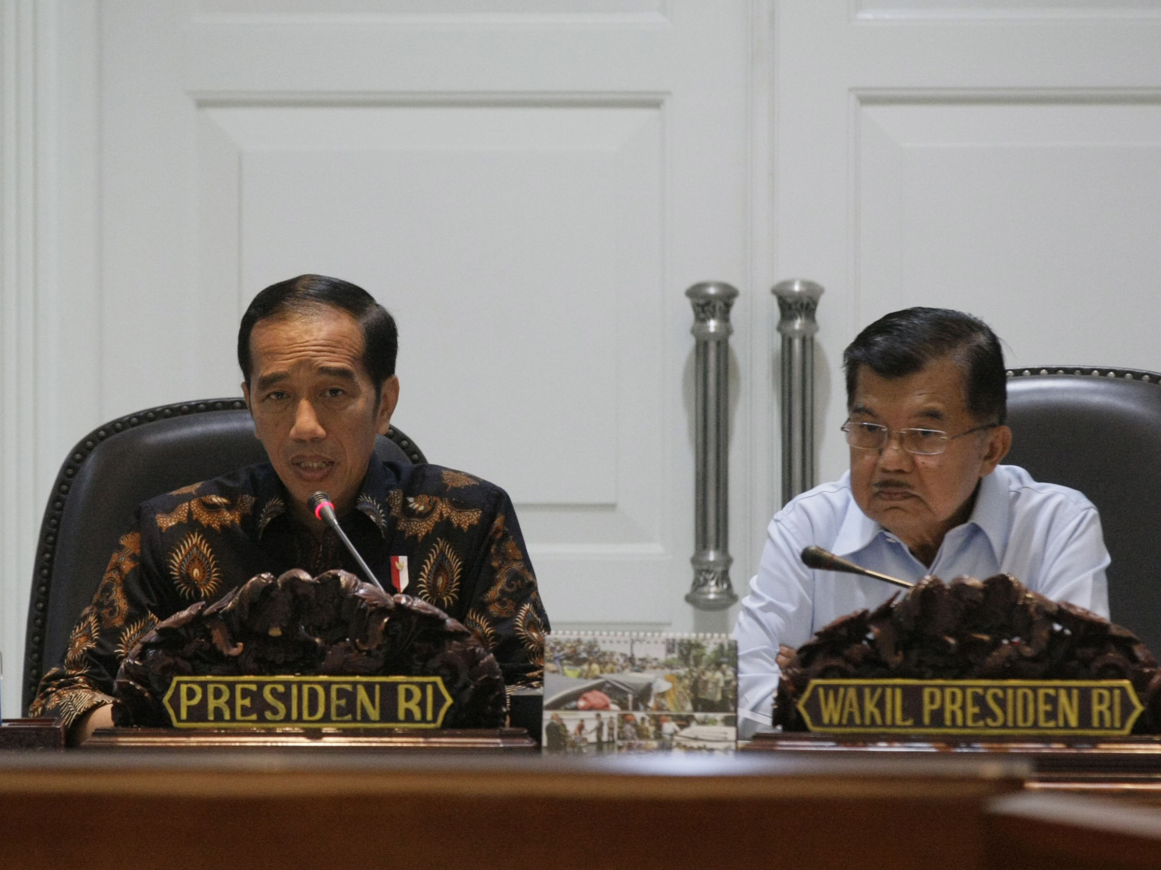  RATAS DAMPAK GEMPA DAN TSUNAMI PALU: Presiden Joko Widodo (kiri) didampingi Wakil Presiden Jusuf Kalla memimpin rapat terbatas penanganan dampak gempa dan tsunami Palu serta Donggala di Kantor Presiden, Jakarta, Selasa (2/10). Presiden menekankan empat pr