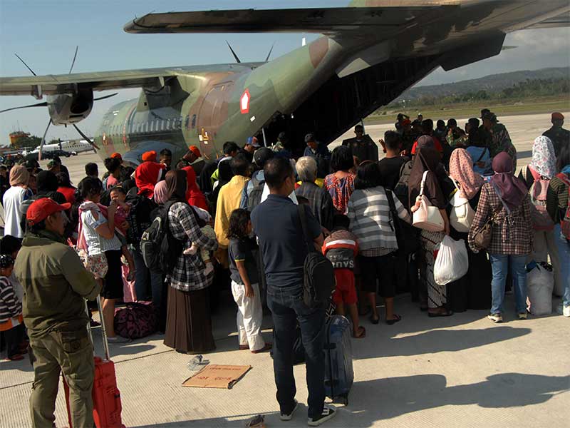 Warga korban gempa bersiap menaiki pesawat Hercules untuk dievakuasi ke Makassar di Bandara Mutiara Sis Al Jufri, Palu, Sulawesi Tengah, Senin (1/10).