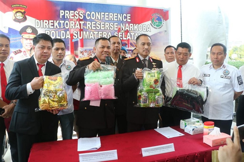 KEPOLISIAN Daerah Sumatra Selatan kembali berhasil menangkap dua kurir atau pengantar narkoba jenis sabu