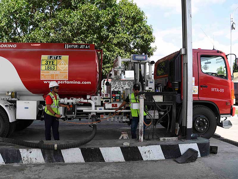 Petugas mengisi bahan bakar minyak ke dalam truk pengangkut di Depot Pengisian Pesawat Udara (DPPU) Palu, di Palu, Sulawesi Tengah, Rabu (3/10/2018)