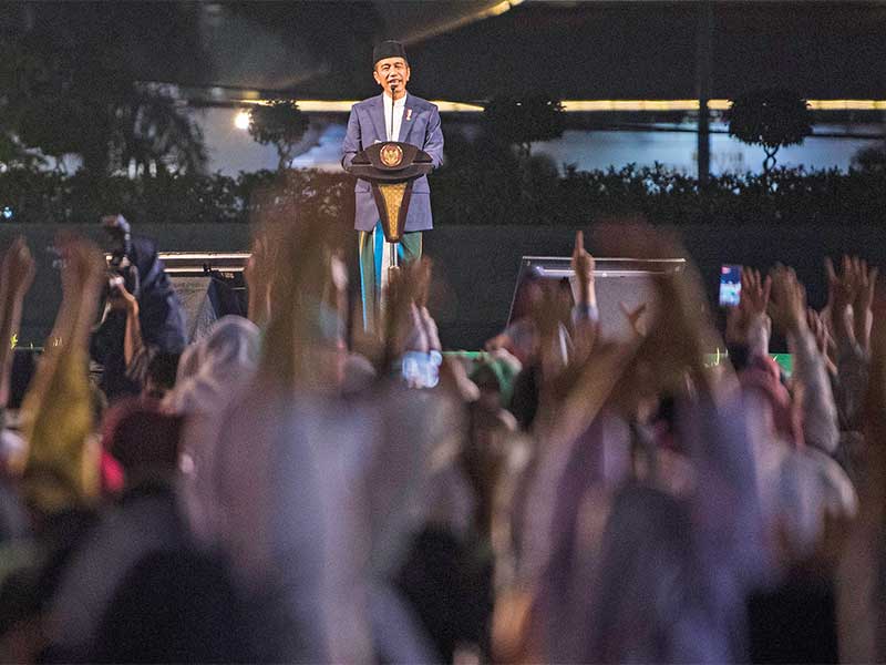 PERINGATAN HARI SANTRI NASIONAL: Presiden Joko Widodo menyampaikan pidato saat puncak peringatan Hari Santri Nasional 2018 di Lapangan Gasibu, Bandung, Jawa Barat, kemarin. Presiden Jokowi meminta para santri berperan aktif dalam menjaga keutuhan bangsa da