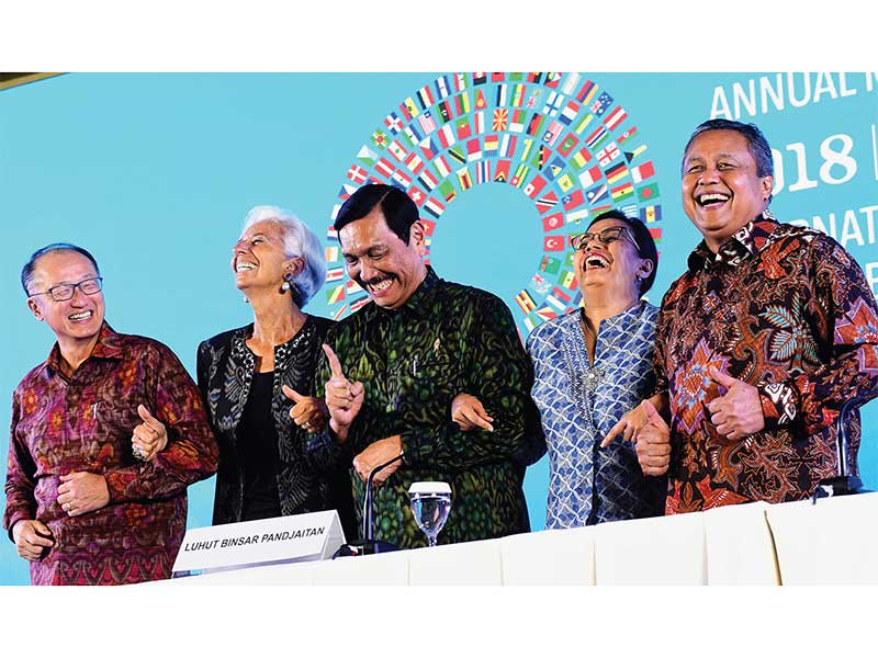 FOTO BERSAMA: Menko Bidang Kemaritiman Luhut Pandjaitan (tengah), Menkeu Sri Mulyani (kedua dari kanan), Gubernur BI Perry Warjiyo (kanan), Presiden Grup Bank Dunia Jim Yong Kim (kiri), dan Direktur Pelaksana IMF Christine Lagarde berfoto bersama saat takl