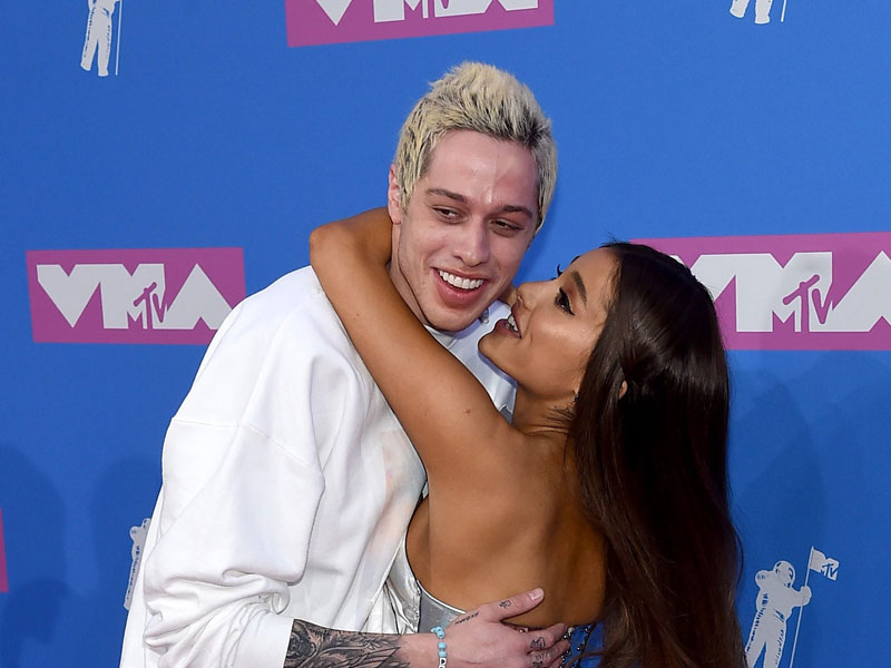 Mantan Tunangan Ariana Grande Patah Hati