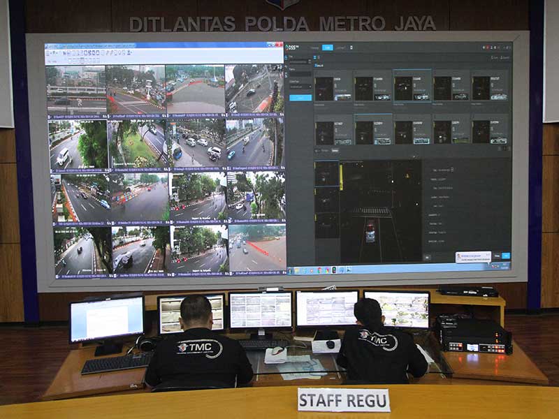  Petugas Traffic Management Center (TMC) memantau pelanggar lalu lintas melalui layar CCTV di ruas jalan Thamrin-Sudirman di ruang kontrol Polda Metro Jaya, Jakarta, Senin (1/10/2018).