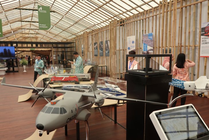 Replika pesawat CN235 di Paviliun Indonesia pada Rabu (10/10/2018)