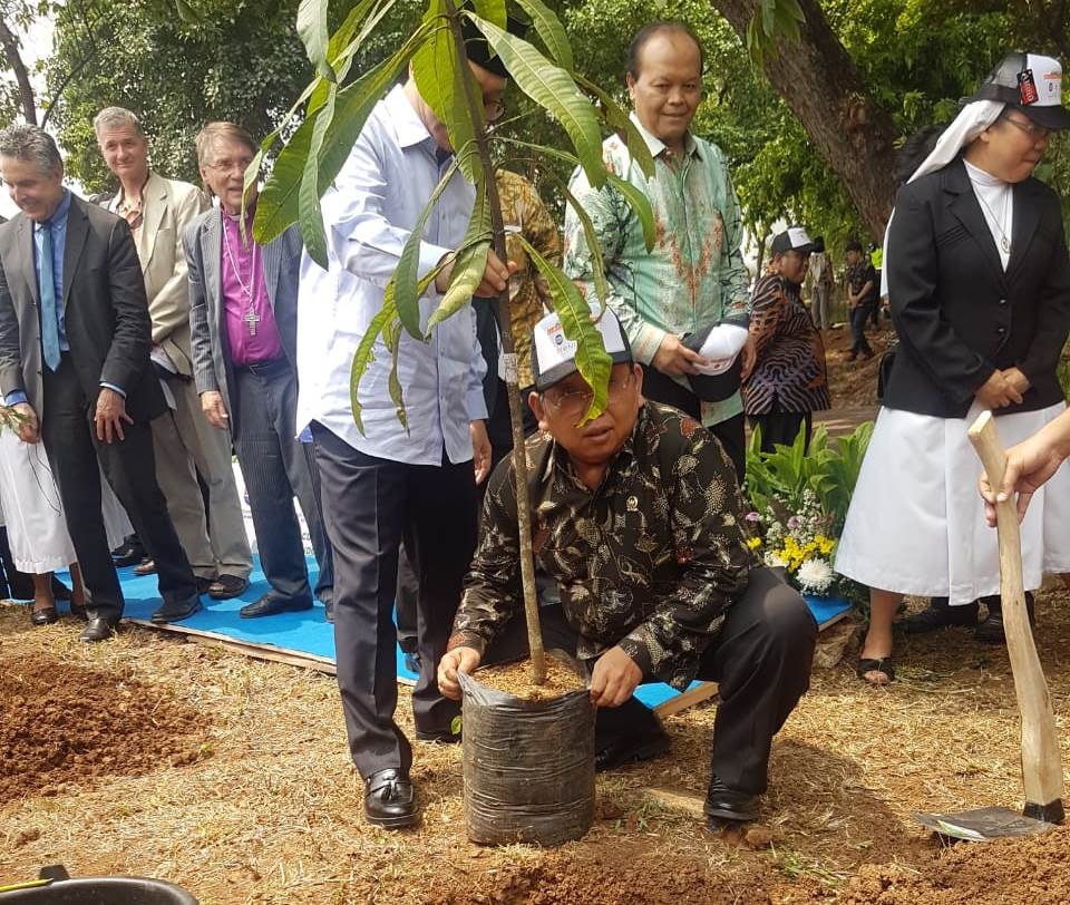 Wakil Ketua Akhmad Muqowam bersama tokoh masyarakat dan agama menanam tiga pohon di taman depan komplek Parlemen 