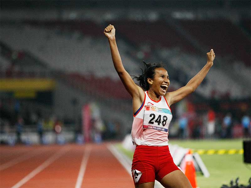 Sprinter Indonesia Ni Made Arianti Putri (248) berekspresi ketika finis kedua ketika mengikuti final lari 100 meter putri T13 di Stadion Utama GBK, Senayan, Jakarta, Rabu (10/10). 