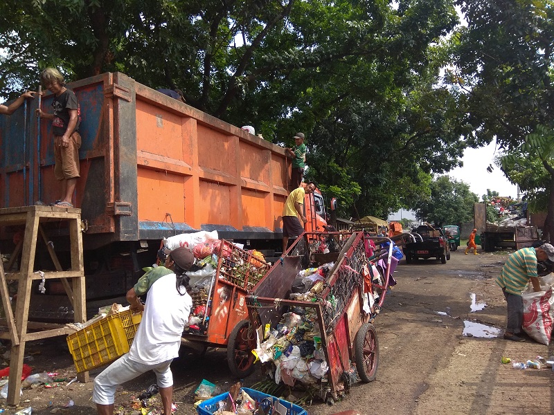 TPS SAMPAH: Tempat Pembuangan Sampah (TPS) sementara di sisi kanan Jalan Lenteng Agung sudah berlangsung lama