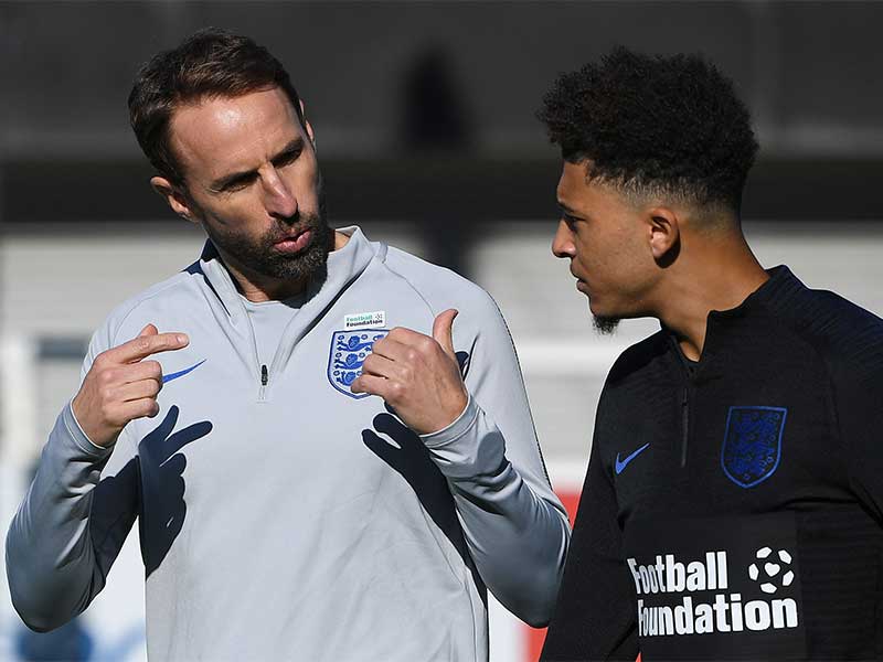 Gareth Southgate (kiri) dan Jadon Sancho (kanan)