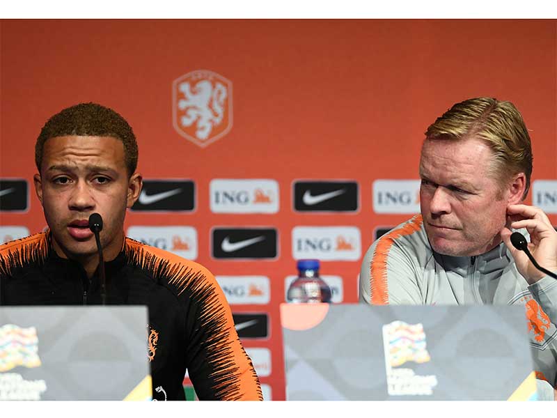 Memphis Depay (kiri) dan pelatih kepala Ronald Koeman (kanan)