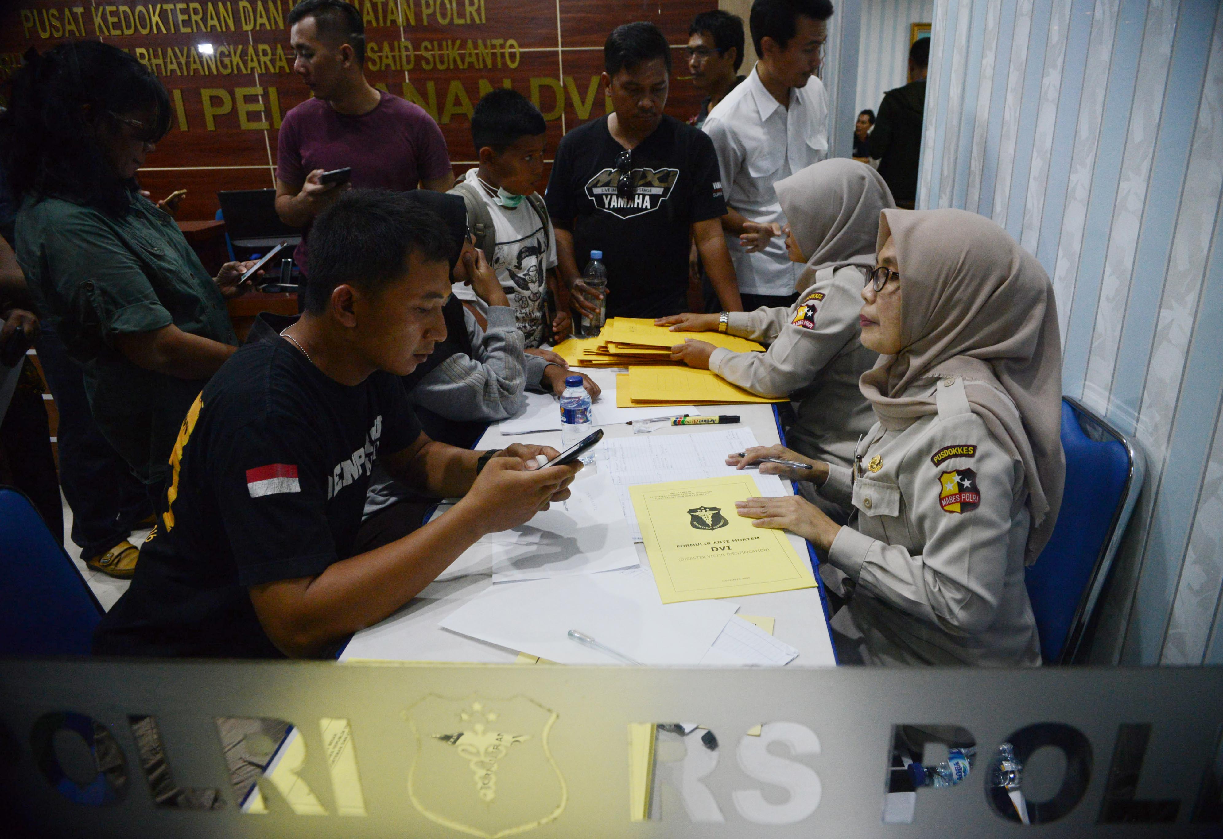 Keluarga menyerahkan data antemortem para penumpang Lion Air JT-610