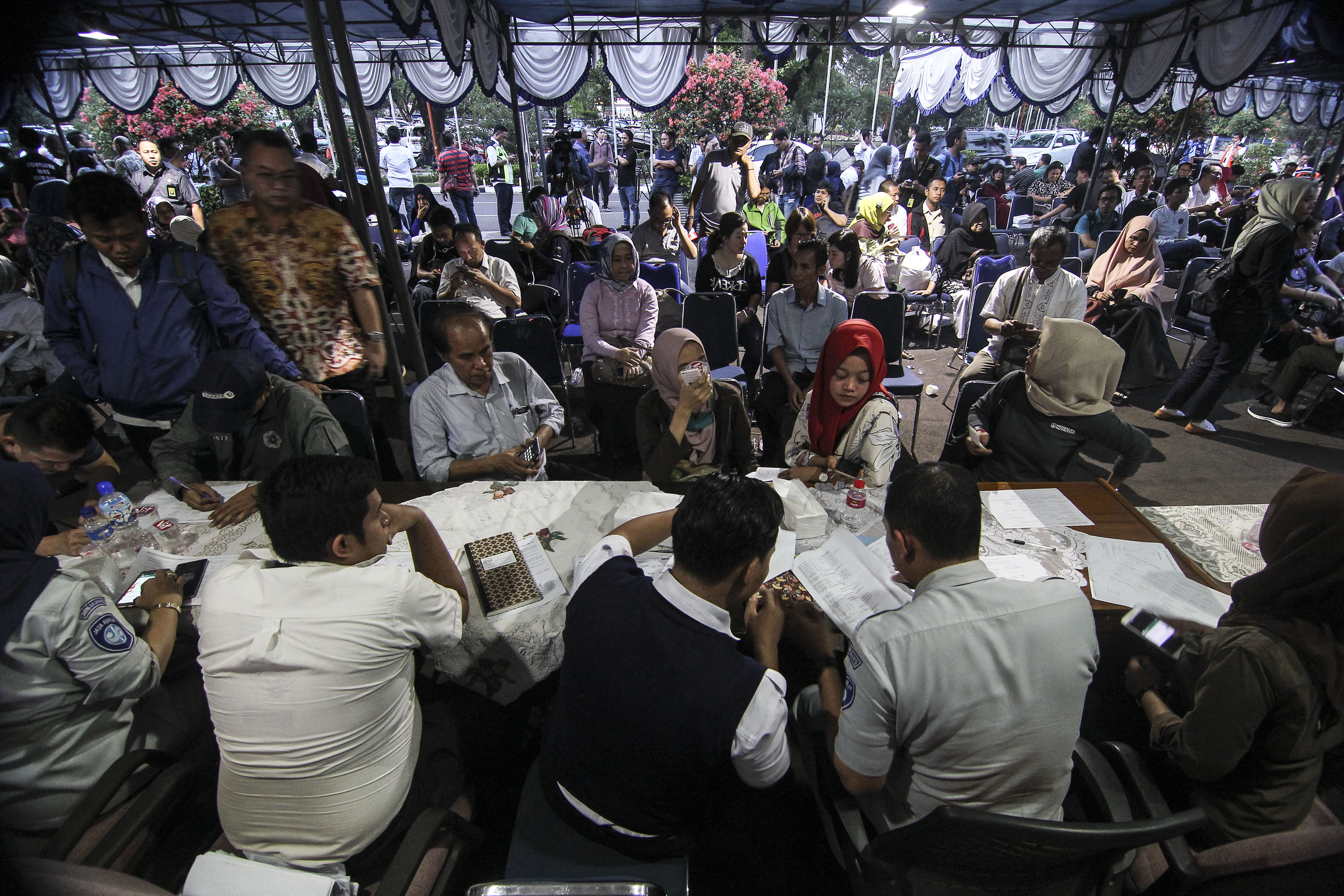 Petugas mencatat data keluarga korban Lion Air JT-610 di crisis center di Bandara Halim Perdanakusuma.