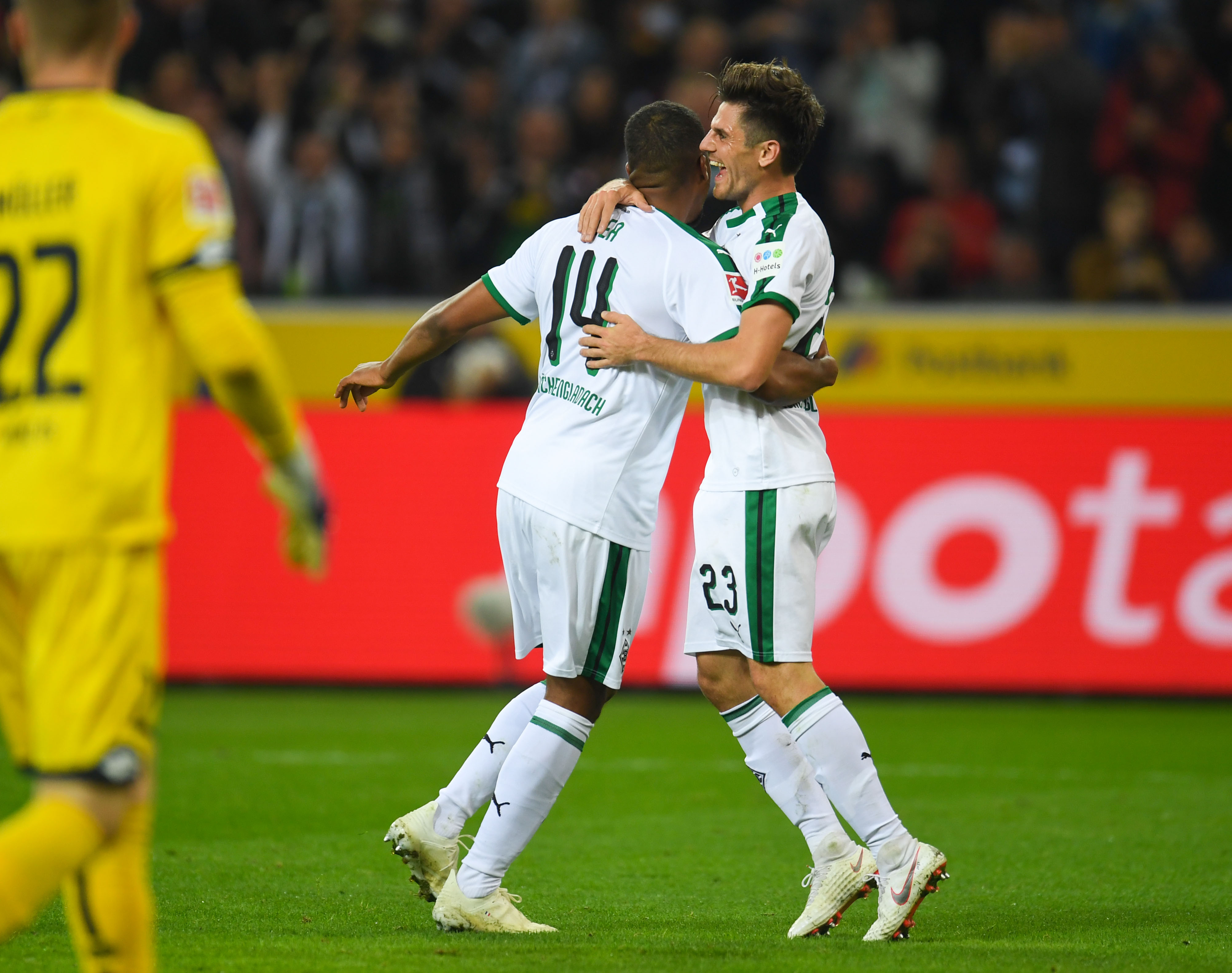 Jonas Hofmann (kanan) melakukan selebrasi setelah mencetak gol ketiganya ke gawang Mainz