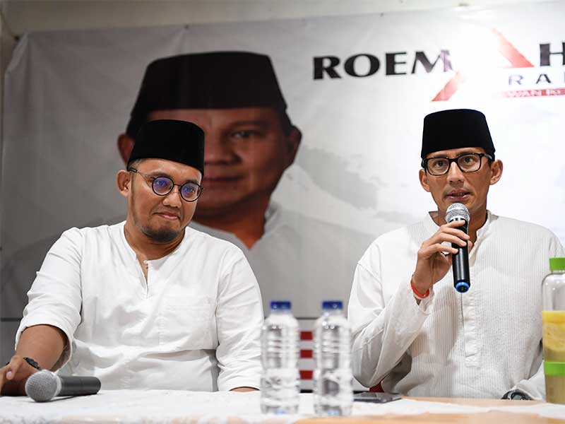  Jubir Tim Prabowo-Sandi Dahnil Anzar Simanjuntak (kiri) dan bakal Calon Wakil Presiden Sandiaga Uno (kanan) 