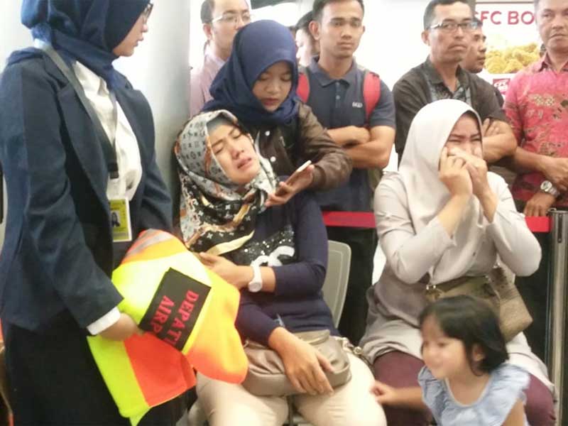 Keluarga menunggu kedatangan pesawat Lion Air dengan nomor penerbangan JT 610 rute Jakarta menuju Pangkal Pinang di bandara Depati Amir, Pangkal Pinang, Bangka Belitung, Senin (29/10/2018). 
