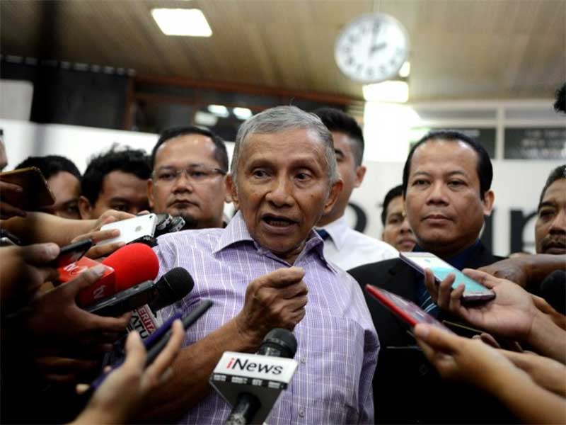 Politkus senior Partai Amanat Nasional (PAN) Amien Rais (tengah) berjalan keluar di gedung Nusantara II DPR, Kompleks Parlemen Senayan, Jakarta. 