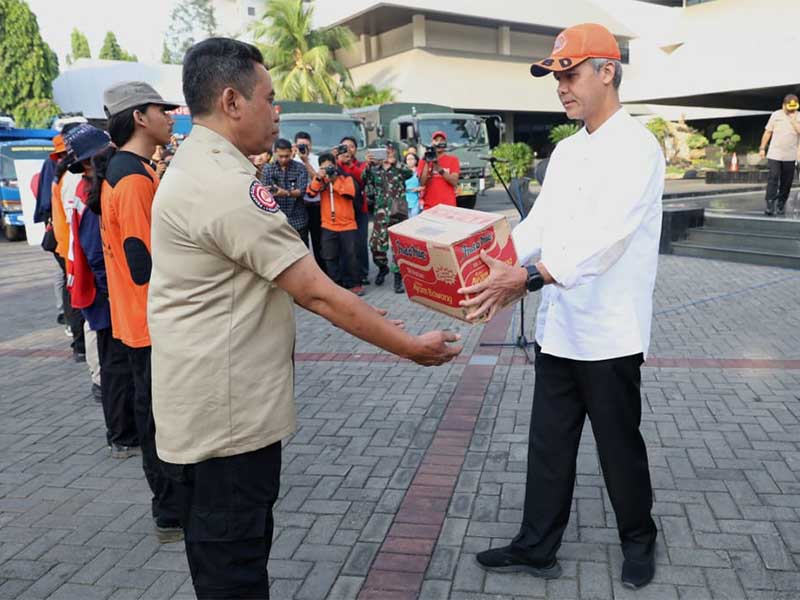 Gubernur Jawa Tengah Ganjar Pranowo melepas rombongan relawan yang akan ditugaskan membantu korban bencana gempa dan tsunami di Palu, Sabtu (6/10). 