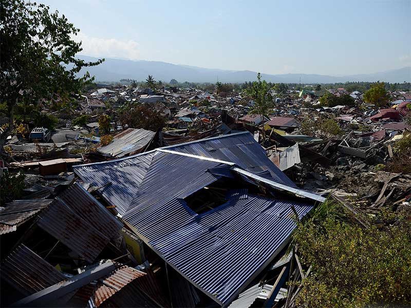 KONDISI PETEBO YANG LULUH LANTAK: Kondisi jalan yang terlipat dan hancur akibat pergeseran lempengan tanah yang dipicu gempa di kawasan Petebo, Sulawesi Tengah, Selasa (2/10). Petebo menjadi salah satu wilayah terdampak gempa yang parah dimana bangunan dan