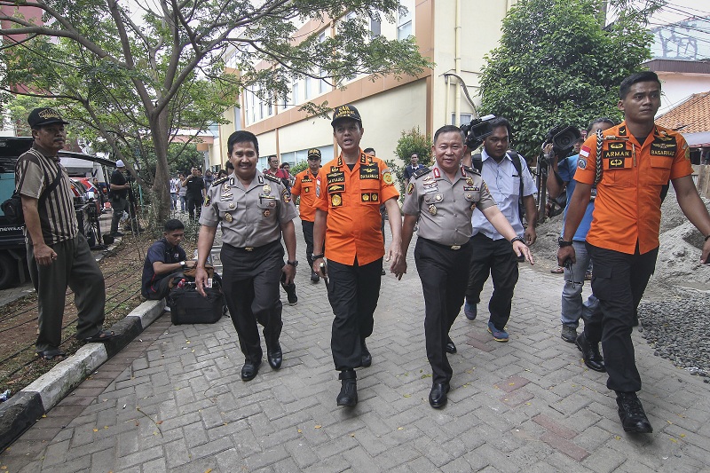 Kepala Basarnas Marsekal Madya TNI Muhammad Syaugi (tengah) didampingi Kapusdokkes Polri Brigjen Pol Arthur Tampi (kedua kanan) tiba di RS Polri.