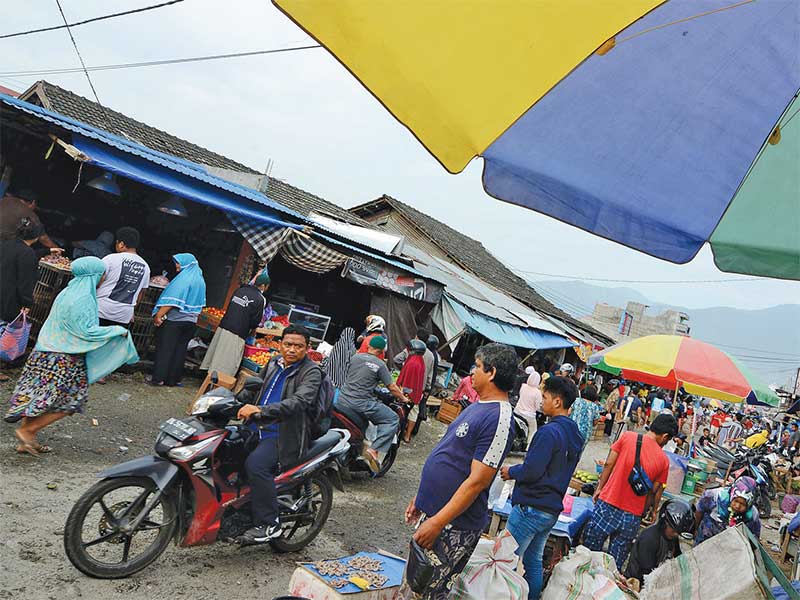 BERANGSUR NORMAL: Warga mulai kembali beraktivitas di Pasar Tradisional Masomba, Lolu, Palu Selatan, Sulawesi Tengah, kemarin. Hampir sepekan pascabencana, roda perekonomian di Palu mulai berangsur normal dengan dibukanya pasar-pasar tradisional.