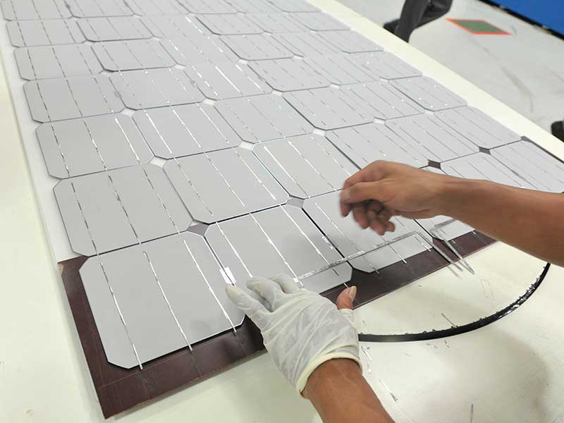Pekerja menyelesaikan pembuatan rangkaian sel surya (solar cell) di area produksi PT Len Industri, Bandung, Jabar