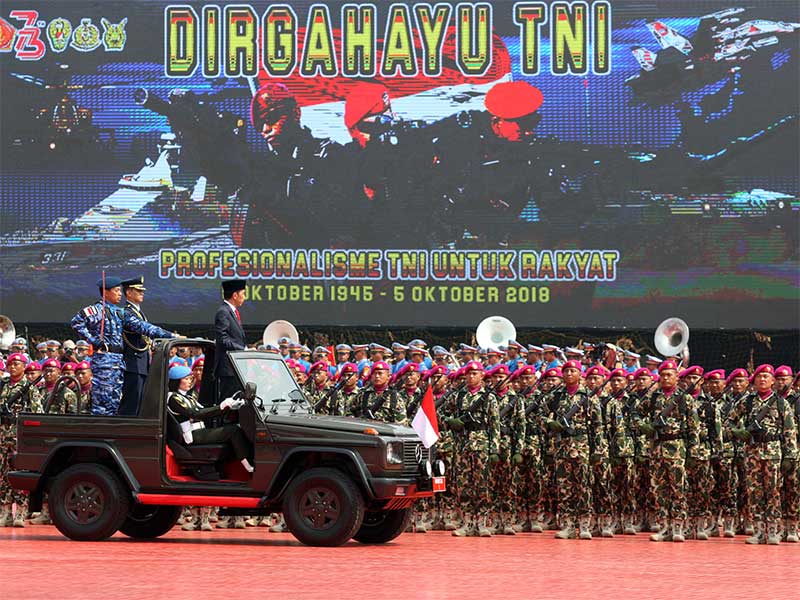 Presiden Joko Widodo memeriksa pasukan ketika menjadi Inspektur Upacara HUT TNI ke-73 di Mabes TNI Cilangkap, Jakarta, Jumat (5/10). Perayaan HUT TNI ke-73 mengusung tema 