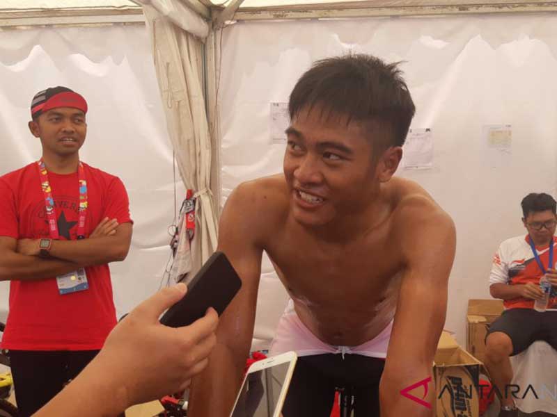Pebalap Indonesia Sufyan Saori usai meraih medali perak nomor C5 individual time trial pada Asian Para Games (APG) 2018 di Sirkuit Internasional Sentul, Bogor, Jawa Barat, Senin (8/10/2018)