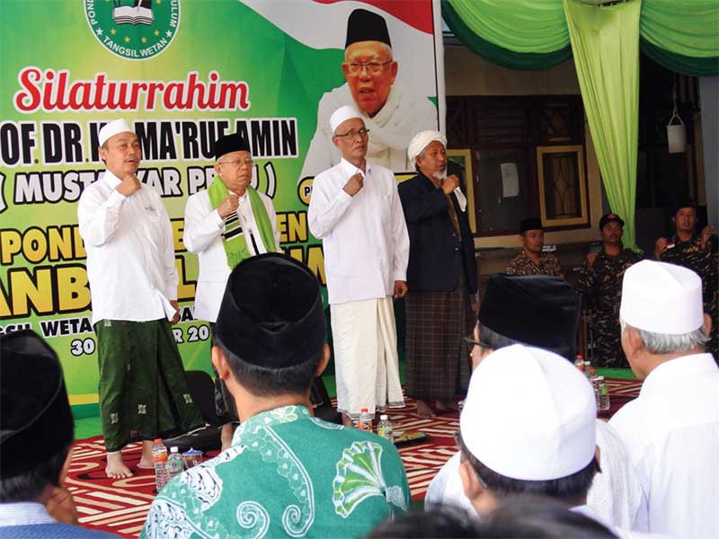 SAFARI MA’RUF AMIN: Cawapres nomor urut 01 Ma’ruf Amin (kedua dari kiri) didampingi Bupati Bondowoso Salwa Arifi n (kedua dari kanan), Sekjen PWNU Jawa Timur Syafrudin Syarif, dan Rois Syuriah PCNU Bondowoso Asy’ari Fasha saat silaturahim di Pondok Pesantr