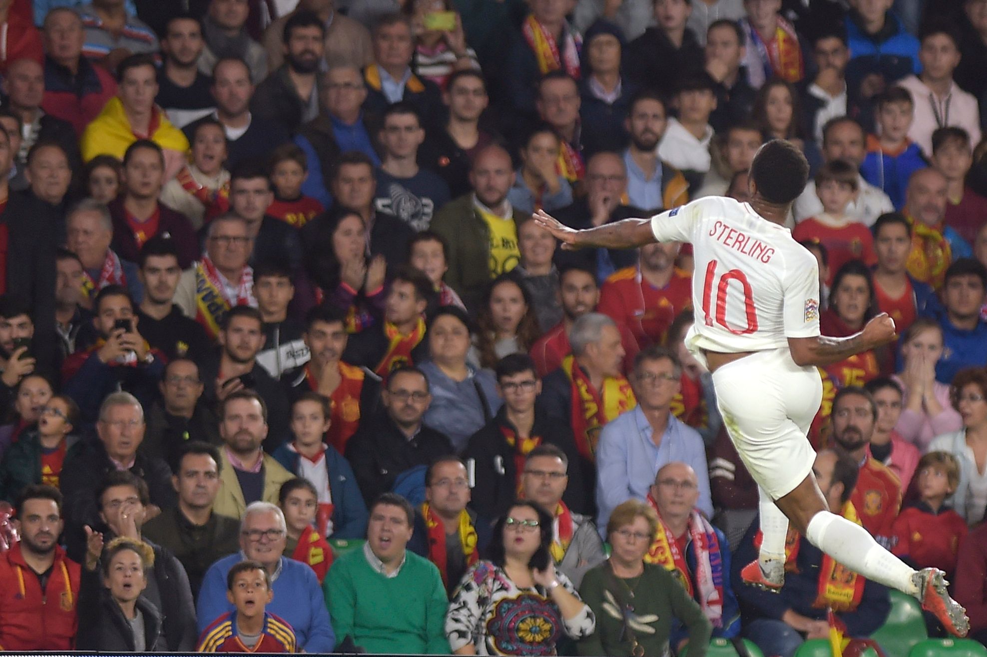 Selebrasi Raheem Sterling setelah mencetak gol ke gawang Spanyol