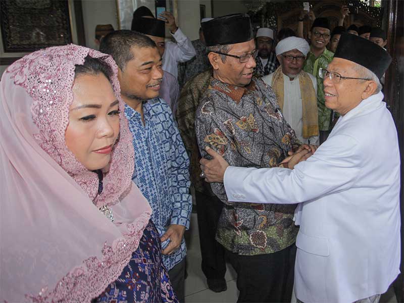 Cawapres nomor urut 01 Ma'ruf Amin (kanan) berjabat tangan dengan mantan Ketua MK Mahfud MD (kedua kanan), disaksikan putri almarhum Gus Dur Yenny Wahid (kedua kiri), Sekretaris Komisi Hubungan Antaragama dan Kepercayaan (HAK) KWI Romo Benny Susetyo (kedua