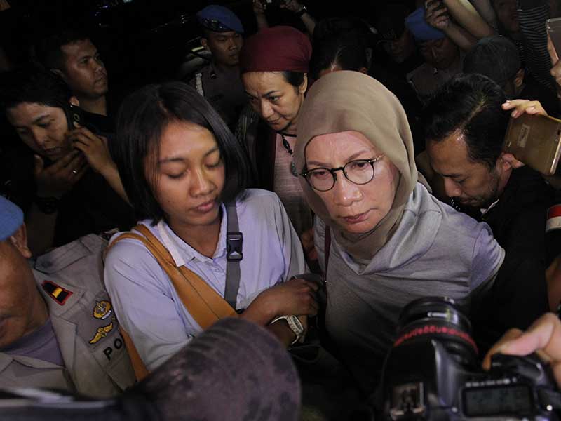 Ratna Sarungpaet (kanan) tiba di Direskrimum Polda Metro Jaya untuk menjalani pemeriksaan lanjutan, Jakarta, Kamis (4/10) malam, setelah sebelumnya diamankan di bandara Internasional Soekarno Hatta saat berencana akan terbang ke Chile dengan pesawat Turkis