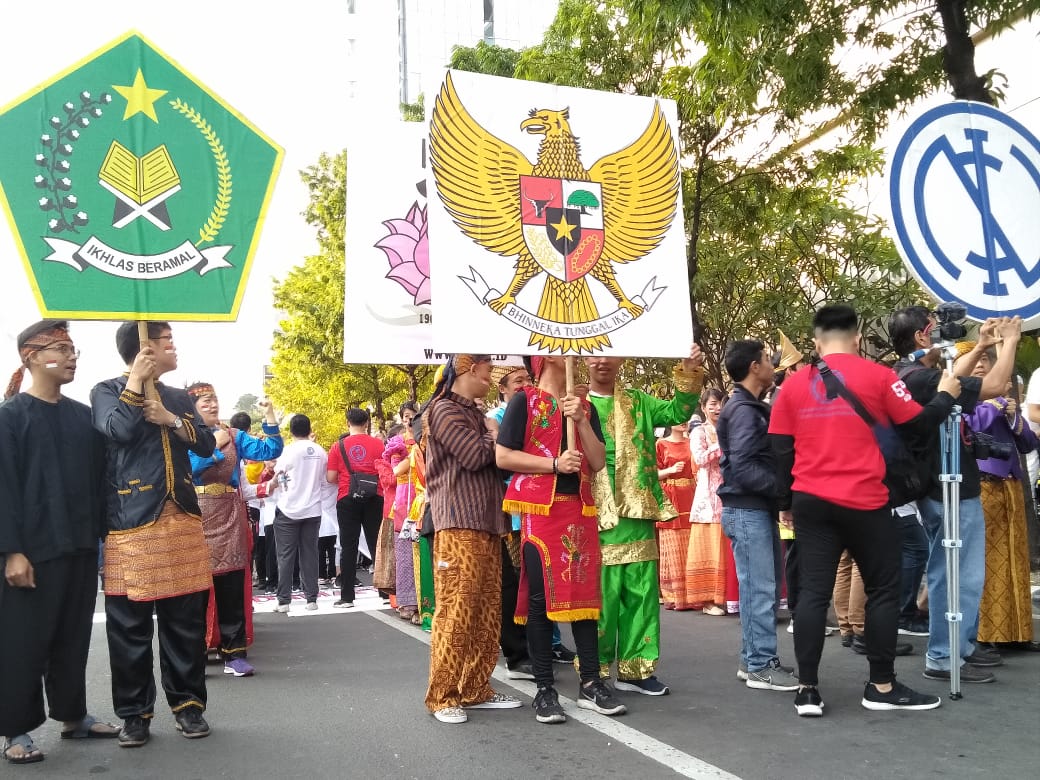 Perwakilan umat bergaman mendeklarasikan kesepakatan perdamaian dan persatuan NKRI melalui gerak jalan bersama di Jalan MH Thamrin Jakarta, Minggu (21/10), sebagai bentuk komitmen menjaga kerukunan dalam menghadapi pesta demokrasi Pemilu 2019. 