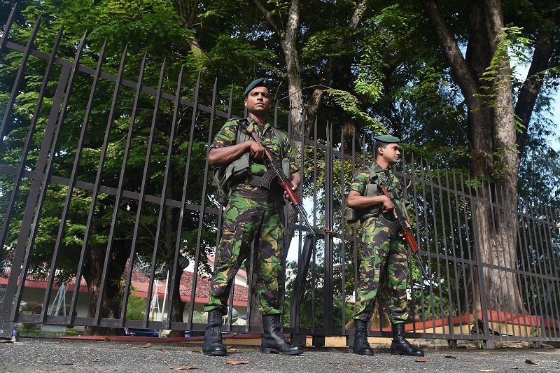 Tentara berjaga di depan stasiun televisi di Sri Lanka