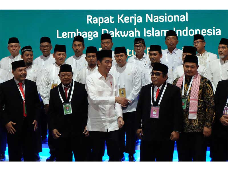 PRESIDEN BUKA RAKERNAS LDII: Presiden Joko Widodo (tengah) berbincang dengan Ketua Umum Lembaga Dakwah Islam Indonesia (LDII) Abdullah Syam (kedua kanan bawah) dan para peserta dalam pembukaan Rapat Kerja Nasional LDII di Pondok Pesantren Minhaajurrosyidii