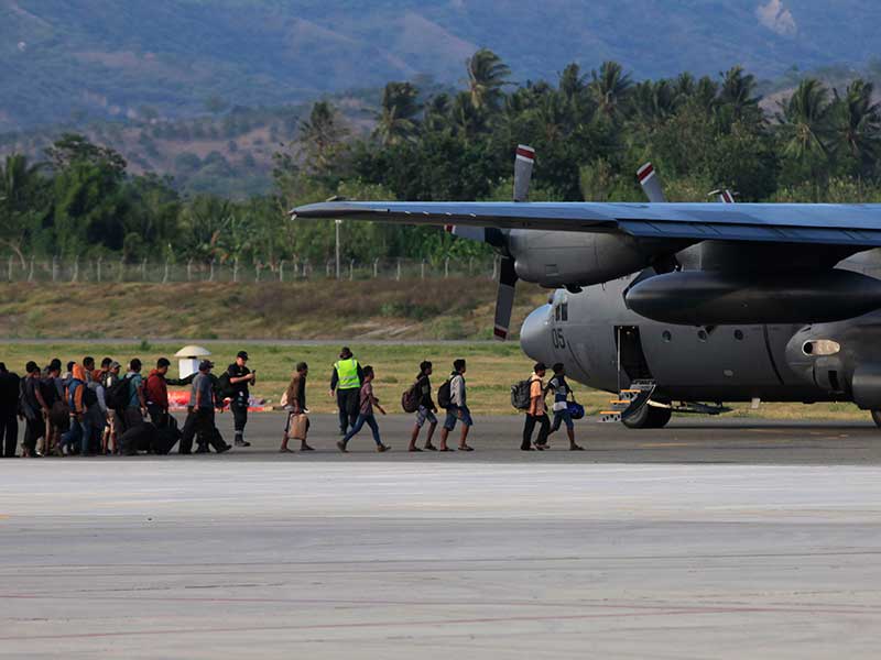 Warga yang akan meninggalkan Kota Palu antre menaiki pesawat Hercules milik Selandia Baru di Bandara SIS Al-Jufrie, Kota Palu, Sulawesi Tengah, Jumat (5/10/2018)