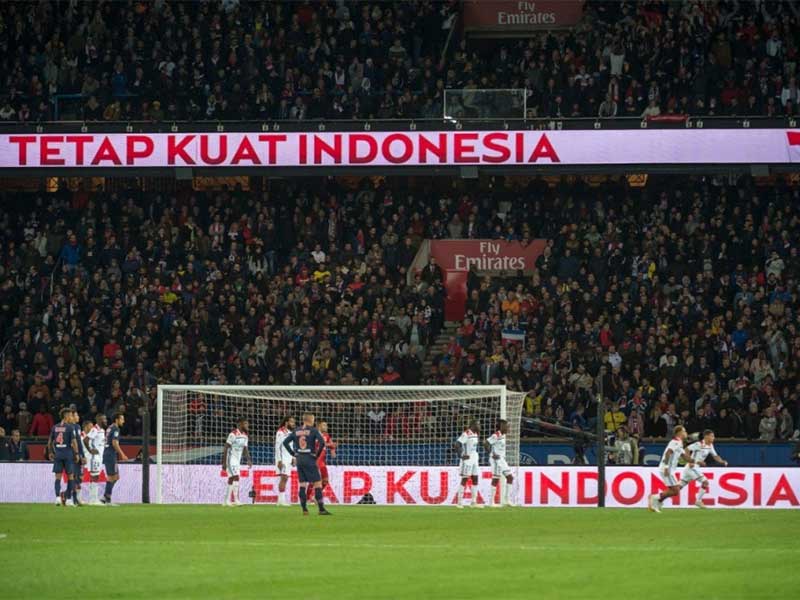 Tulisan Tetap Kuat Indonesia terpampang di E-Board Parc des Princes 