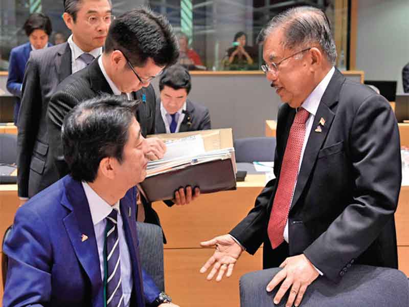 Wapres Jusuf Kalla berbincang dengan PM Jepang Shinzo Abe di sela-sela pembukaan Asia- Europe Meeting (Asem) ke-12 di Brussels, Belgia, Kamis (18/10/2018).