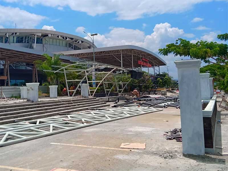  Kondisi Bandara Mutiara Sis Al Jufri yang rusak akibat gempa di Palu, Sulawesi Tengah, Sabtu (29/9). 