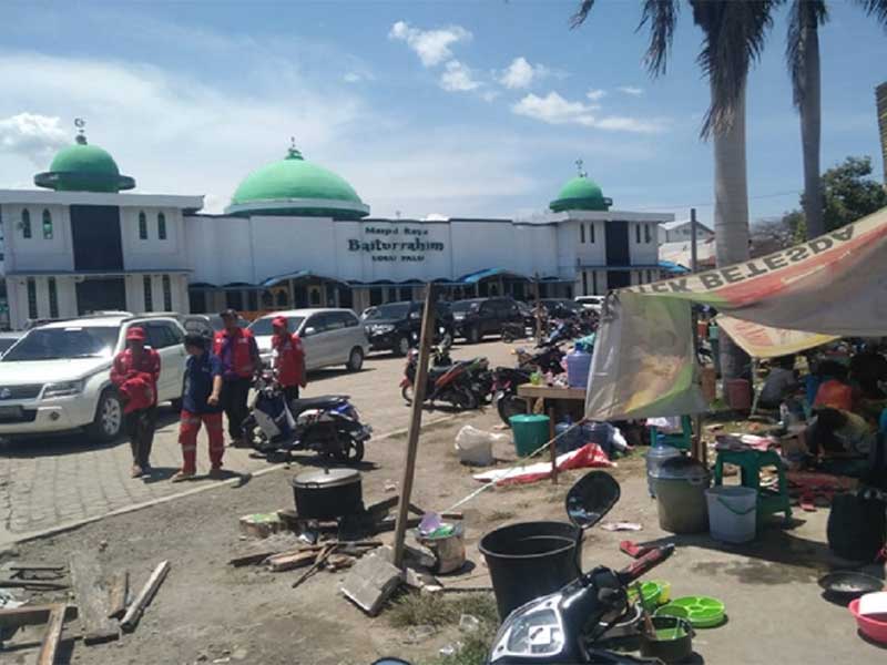 Suasana di depan Masjid Raya Baiturrahim Kota Palu di hari pertama Salat Jumat setelah gempa dan tsunami mengguncang, Jumat, 5 Oktober 2018.